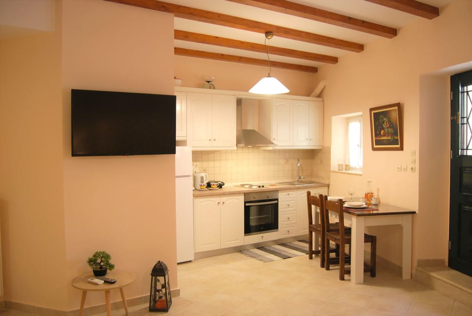 Studio | Private kitchen | Full-size fridge, oven, stovetop, coffee/tea maker