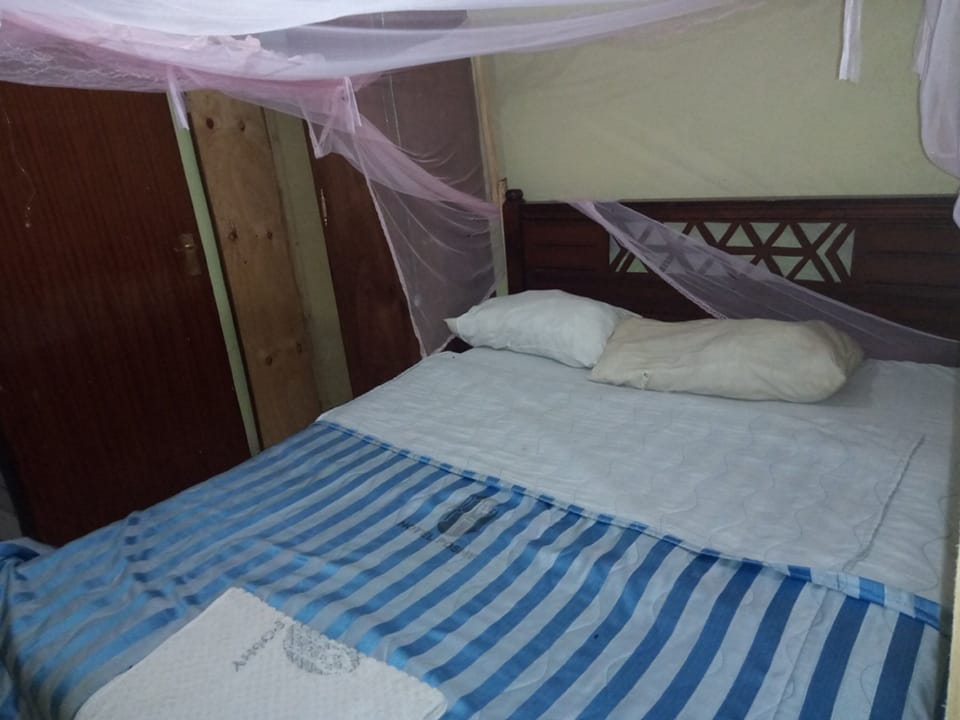 Single Room | Laptop workspace, free WiFi, bed sheets