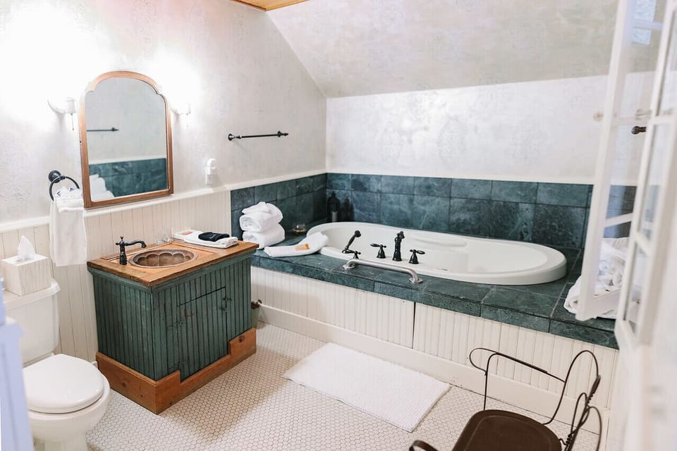 Luxury Single Room | Desk, soundproofing, iron/ironing board (on request), WiFi (free)