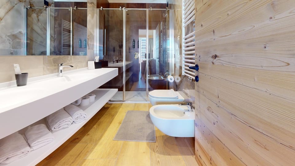 La Romantica Luxury Suite | Bathroom | Hair dryer, bidet, towels, soap