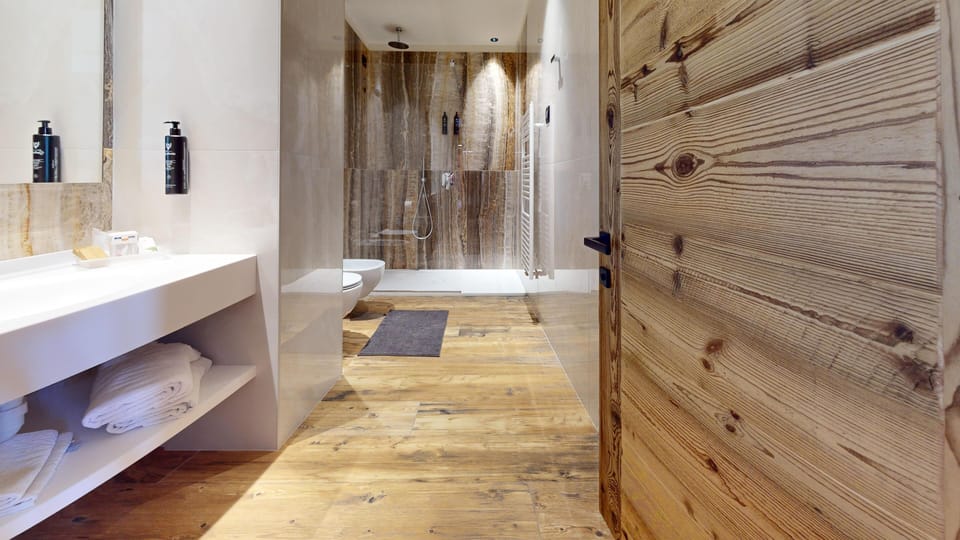 Junior Luxury Suite | Bathroom | Hair dryer, bidet, towels, soap