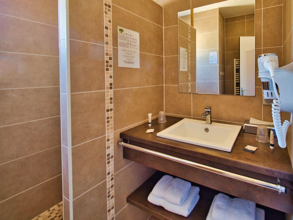 Shower, rainfall showerhead, free toiletries, hair dryer