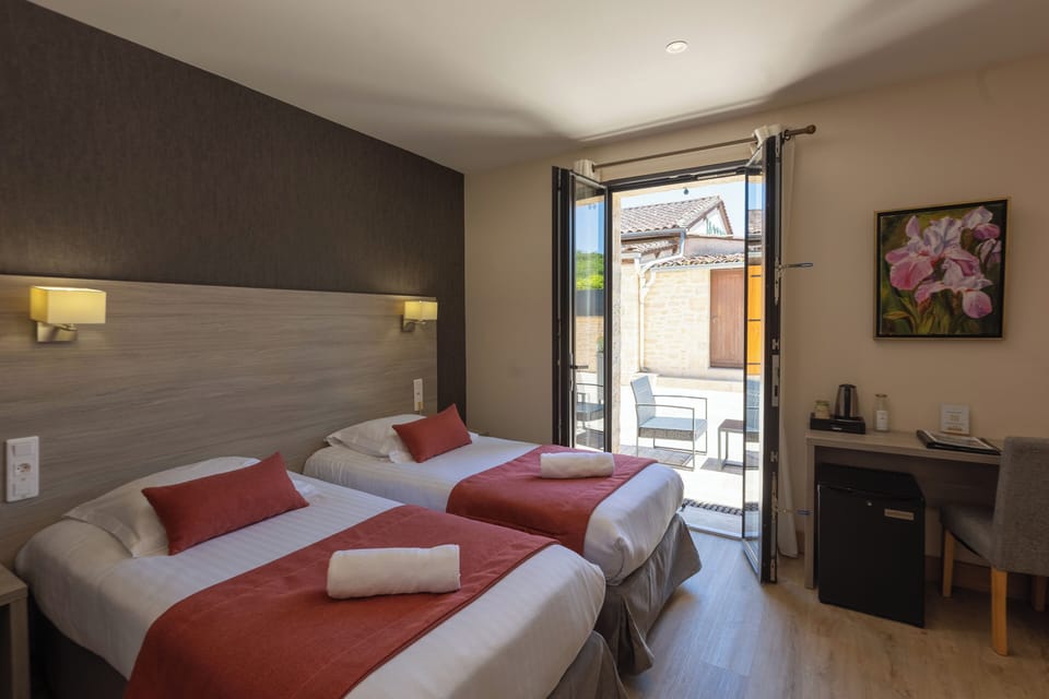 Chambre lits jumeaux avec terrasse | In-room safe, desk, WiFi (free), bed sheets
