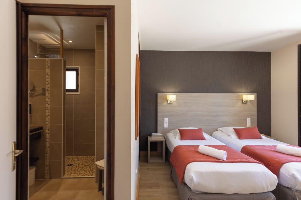 Chambre lits jumeaux avec terrasse | In-room safe, desk, free WiFi, bed sheets