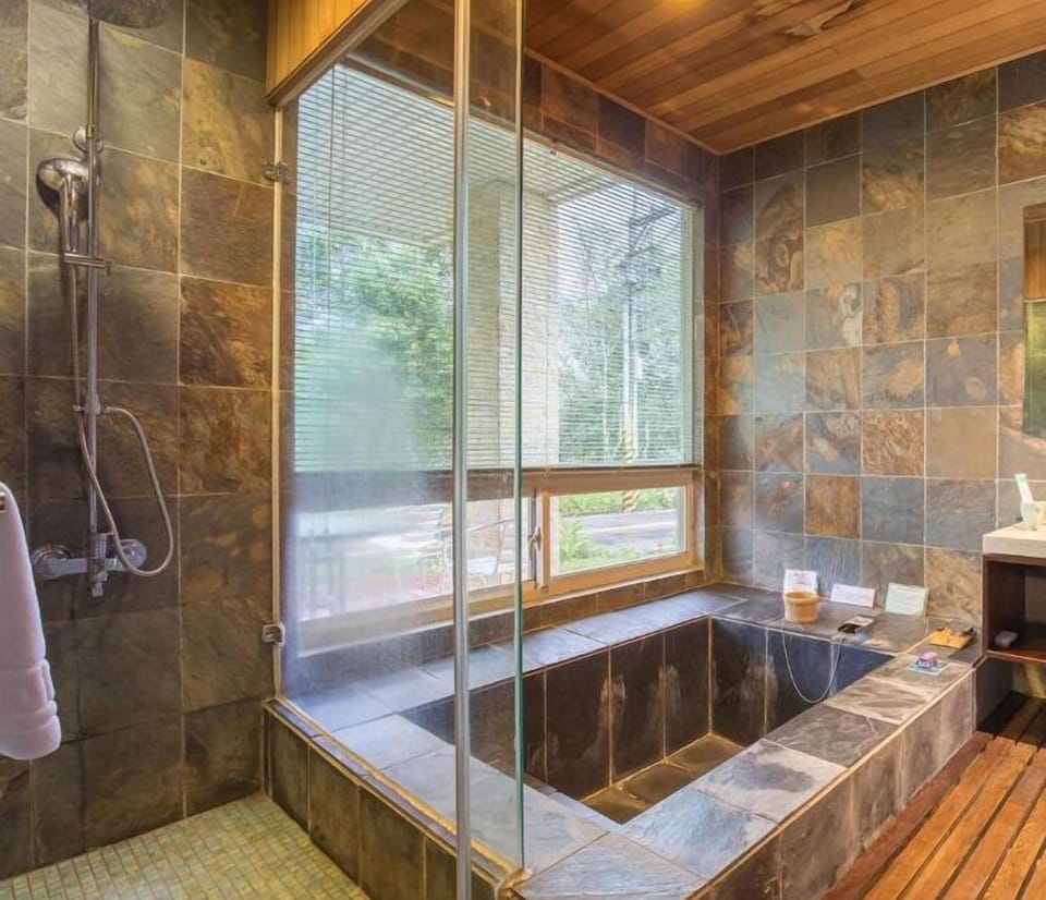 Separate tub and shower, deep soaking tub, free toiletries, hair dryer