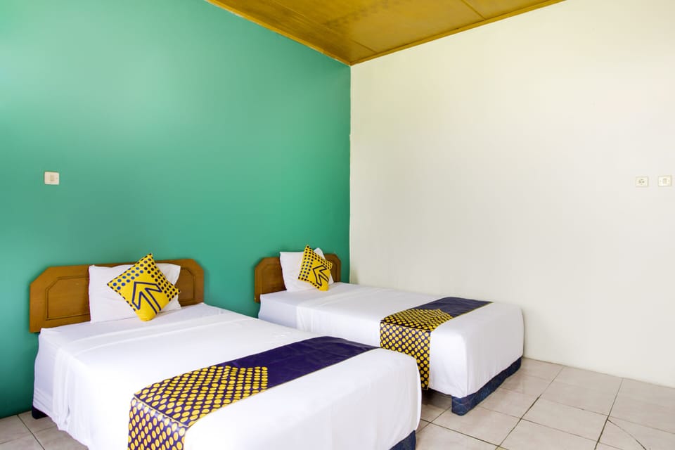 Economy Twin Room | Desk, WiFi (free), bed sheets