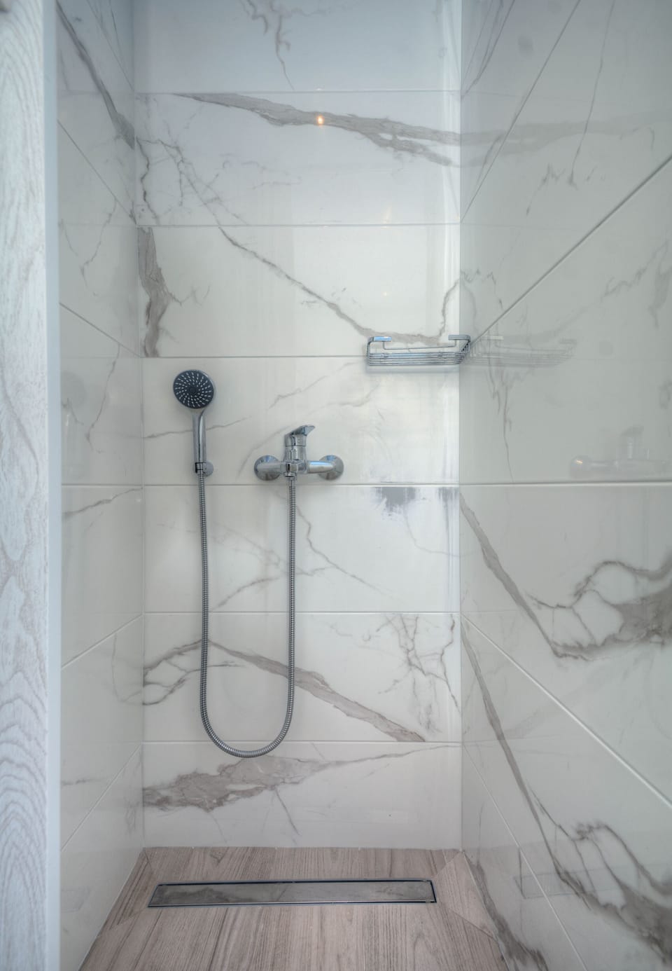 Apartment, 2 Bedrooms | Bathroom | Shower, hair dryer, towels, shampoo