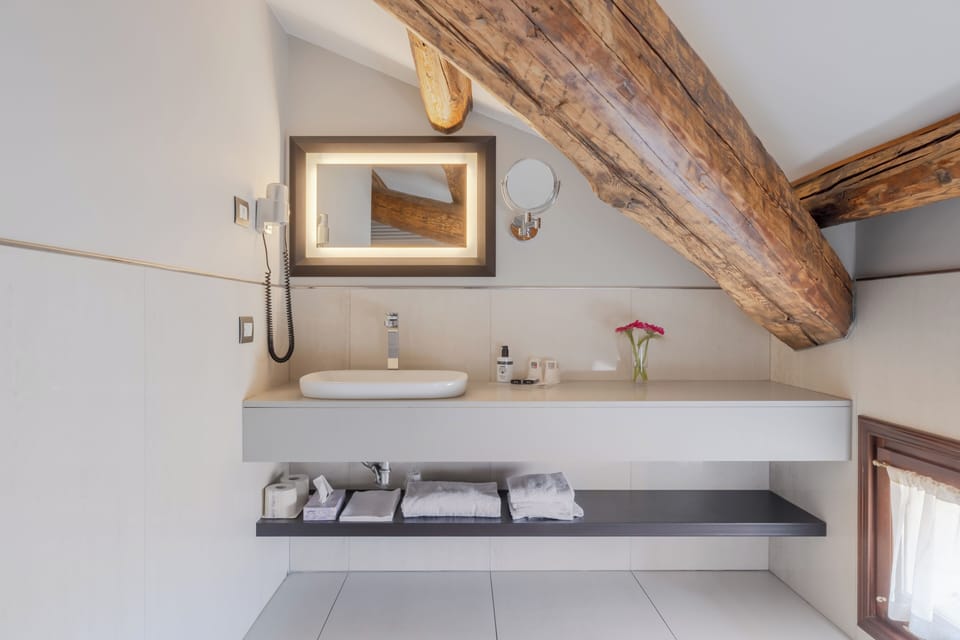 Deluxe Double/Triple Room | Bathroom | Deep soaking tub, rainfall showerhead, free toiletries, hair dryer