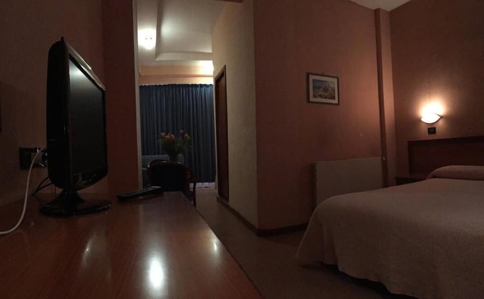 Down comforters, in-room safe, desk, soundproofing