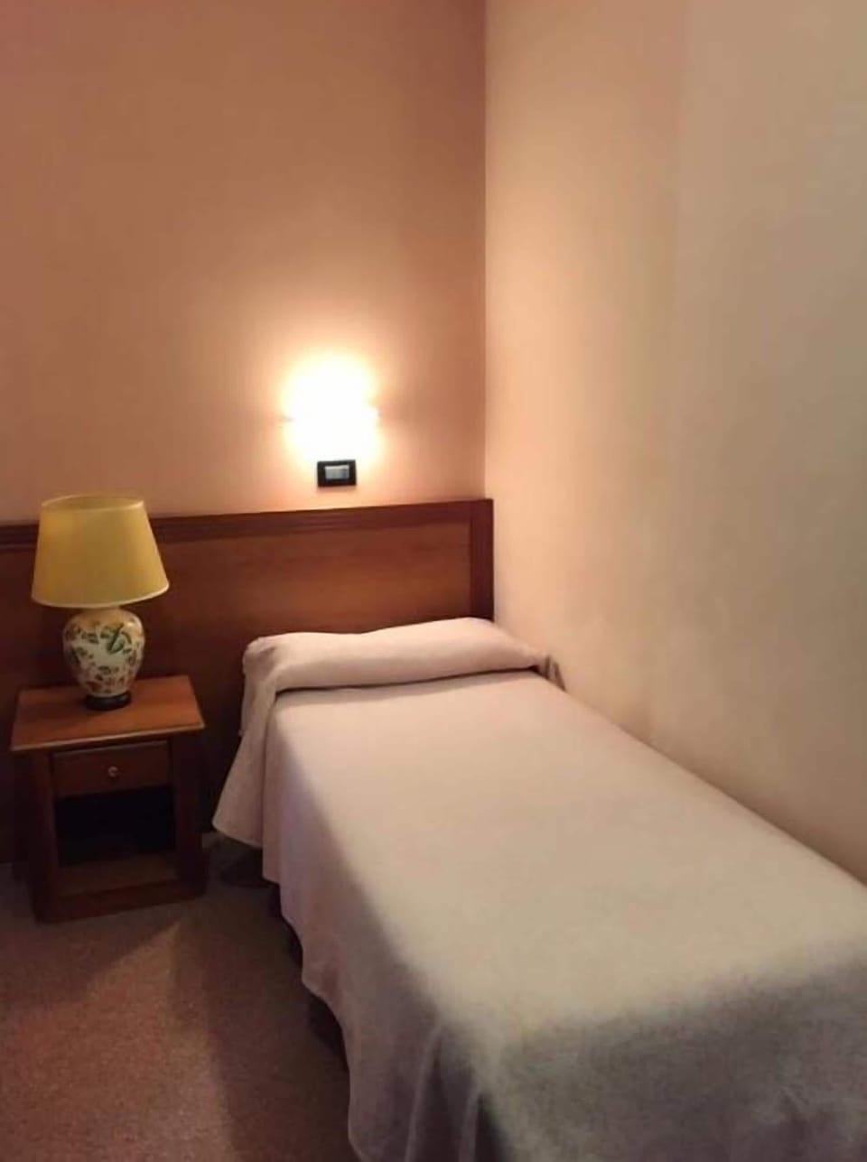 Single Room | Down comforters, in-room safe, desk, soundproofing