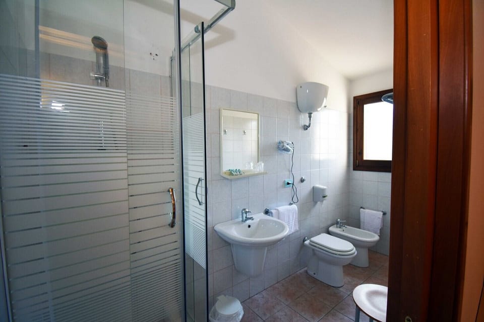 Standard Double or Twin Room | Bathroom | Shower, bidet, towels, soap
