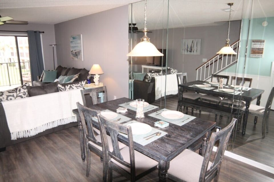 Condo, 2 Bedrooms | Dining