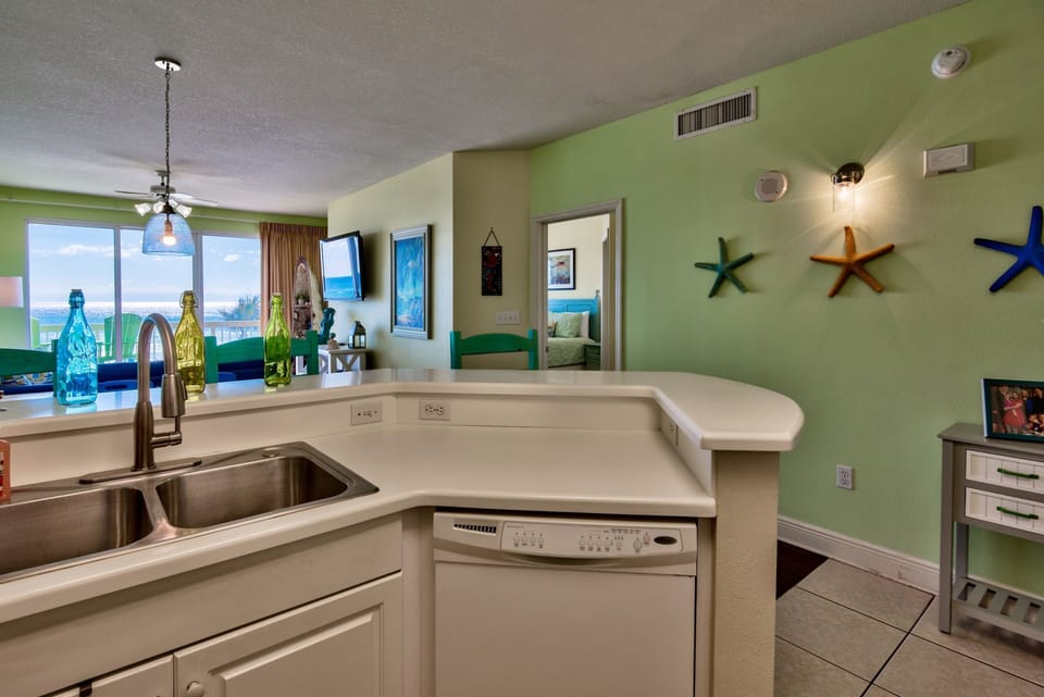 Condo, 3 Bedrooms | Private kitchen