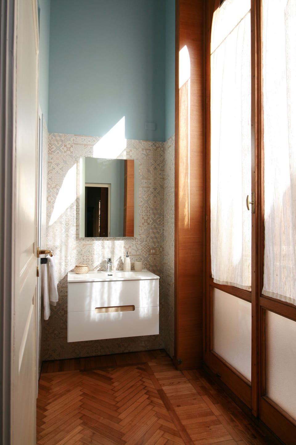 Luxury Double or Twin Room | Bathroom | Shower, rainfall showerhead, free toiletries, hair dryer