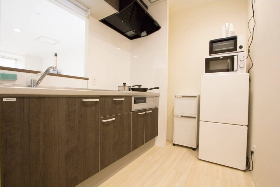 ROOM for MAX6, Non Smoking | Private kitchen | Fridge, microwave, stovetop, electric kettle
