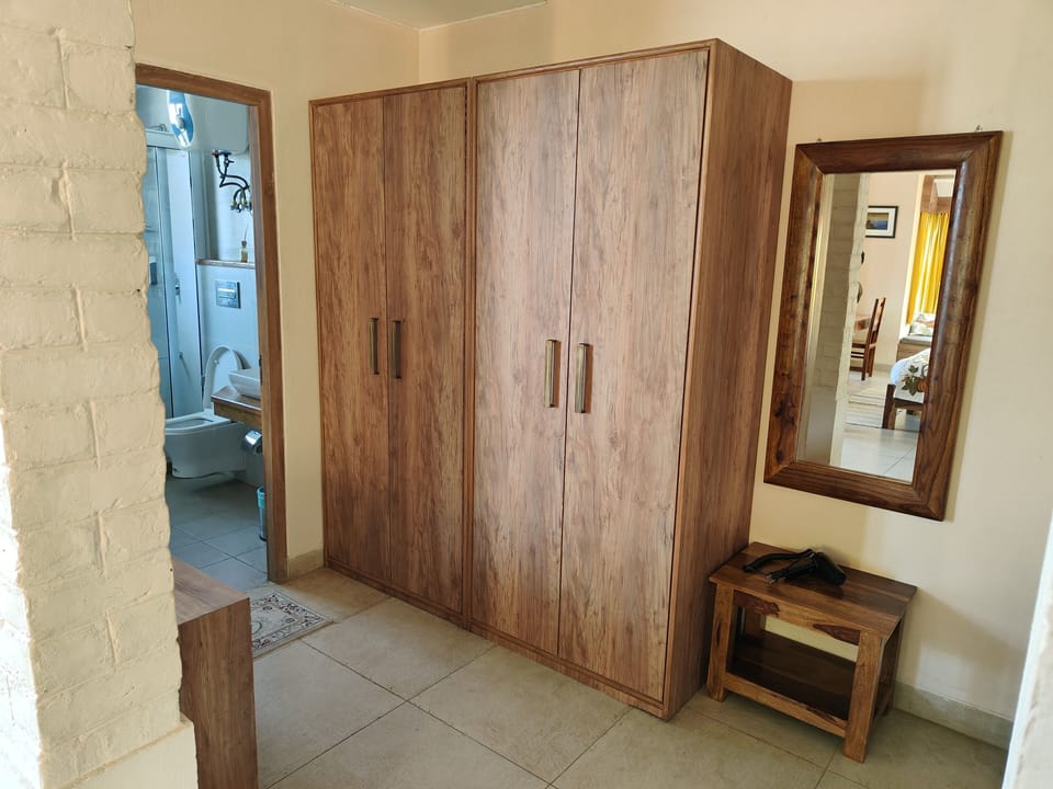 Family Suite | Bathroom | Shower, free toiletries, hair dryer, towels
