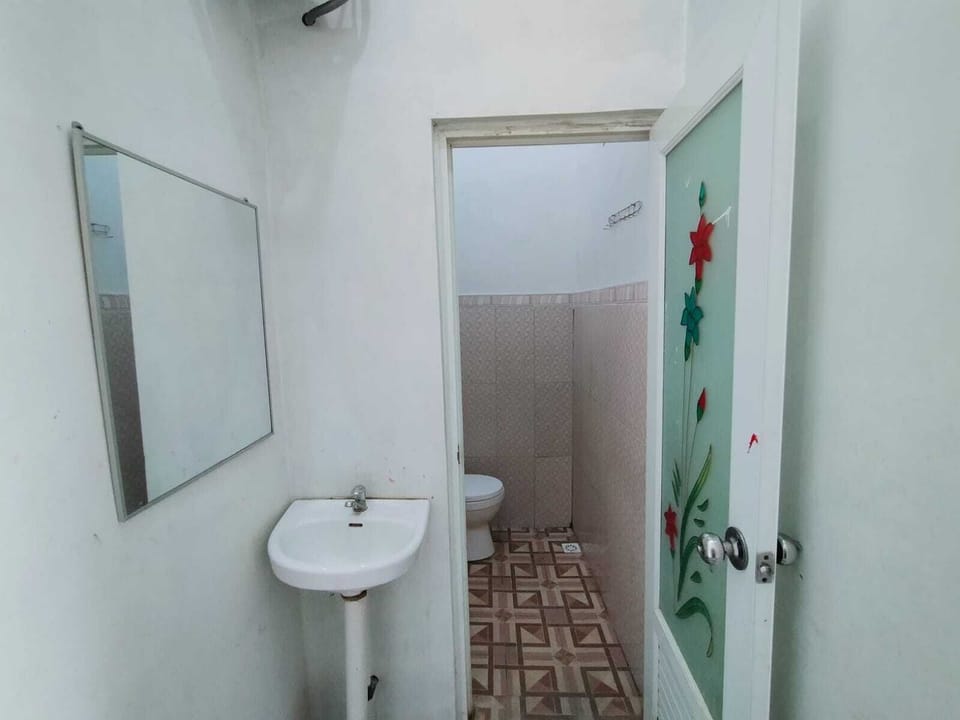 Standard Double Room | Bathroom | Shower, towels