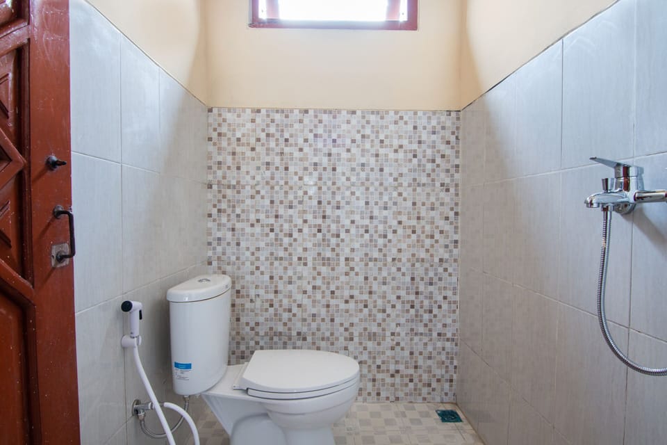 Economy Double Room | Bathroom | Shower, towels