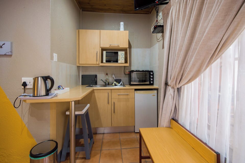 Comfort Double Room, 1 Double Bed, Kitchenette | Private kitchen | Mini-fridge, microwave, coffee/tea maker, electric kettle