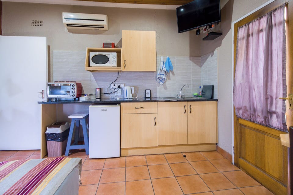 Comfort Double Room, 1 Double Bed, Kitchenette | Private kitchen | Mini-fridge, microwave, coffee/tea maker, electric kettle