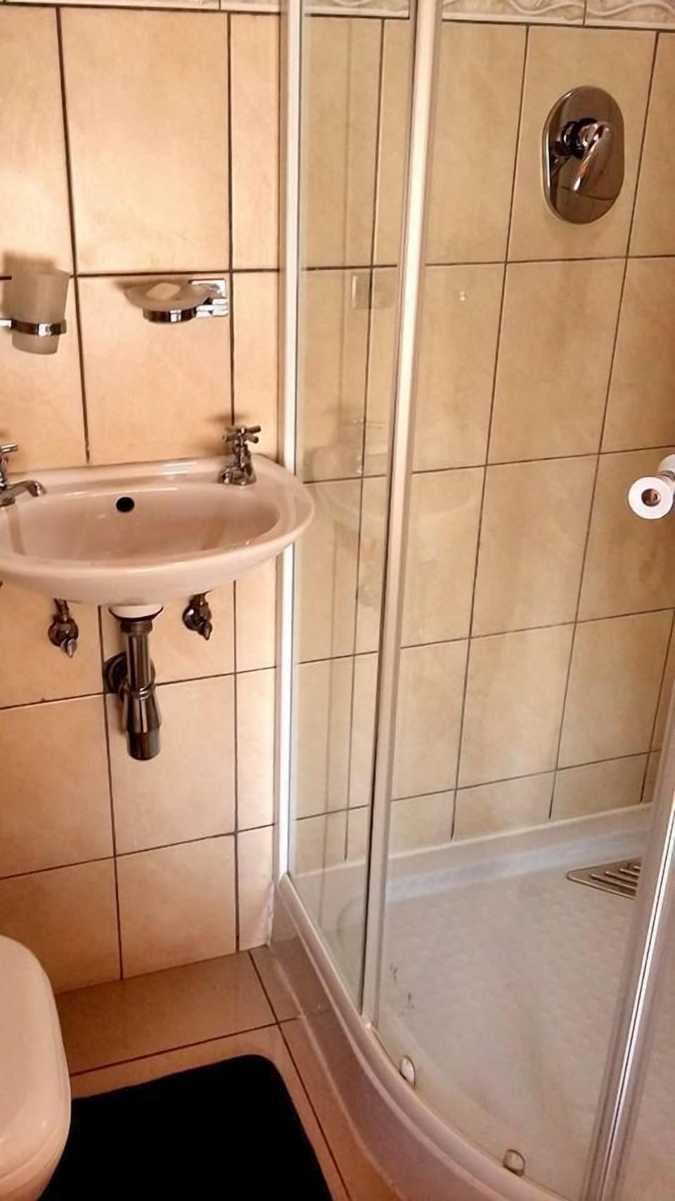 Double Room | Bathroom | Shower, towels, soap, toilet paper
