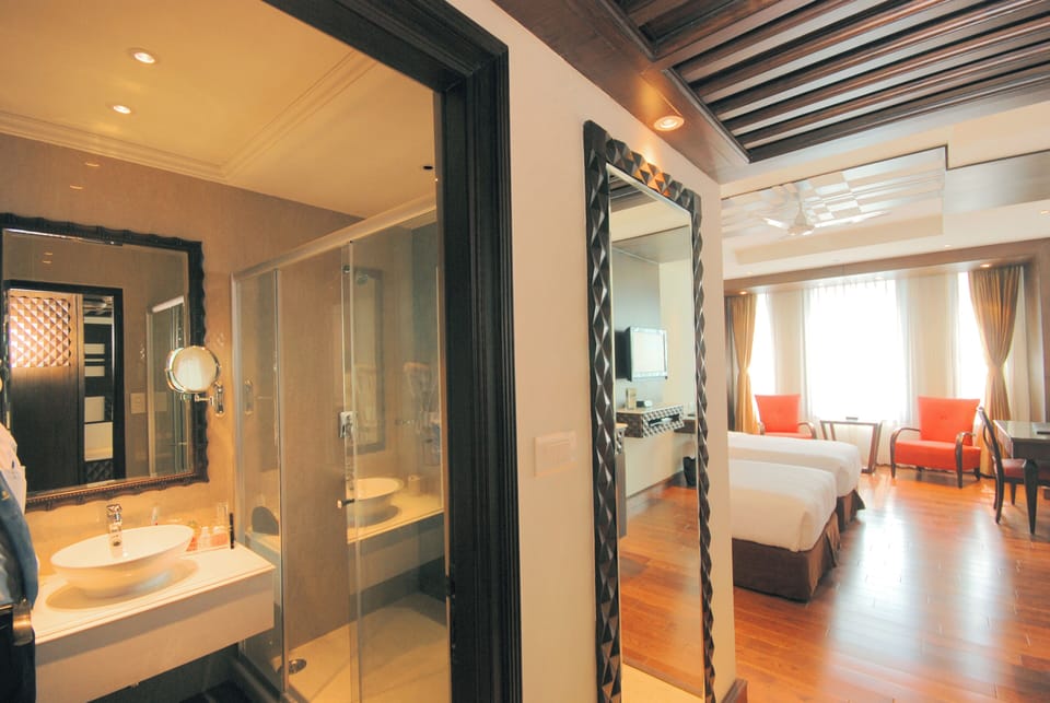Deluxe Room Twin | Minibar, in-room safe, desk, laptop workspace