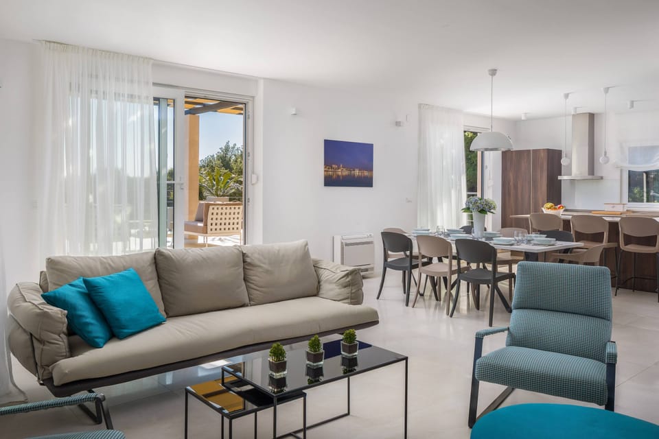 Villa, 4 Bedrooms | Living room | Flat-screen TV