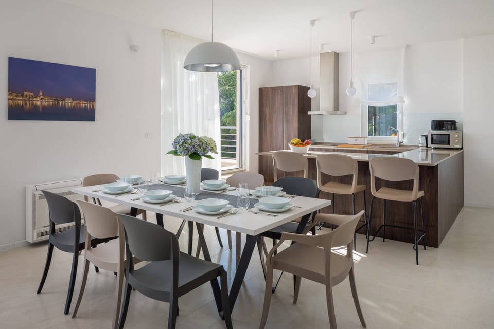 Villa, 4 Bedrooms | In-room dining