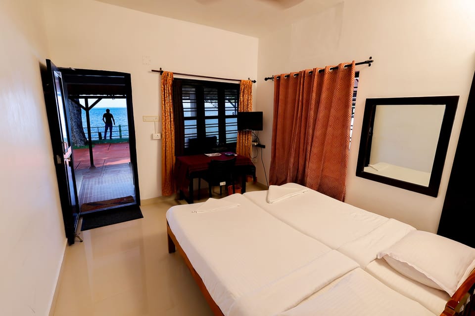 Lakefacing Cottage | 2 bedrooms, individually furnished, soundproofing, bed sheets