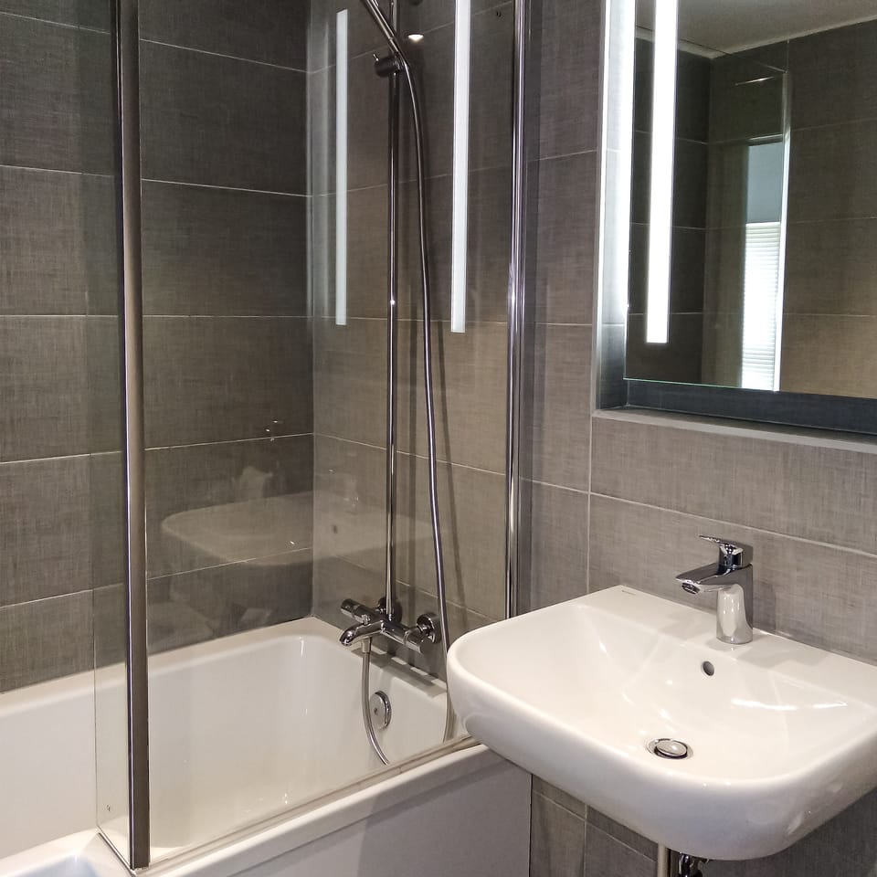 Combined shower/tub, free toiletries, hair dryer, towels