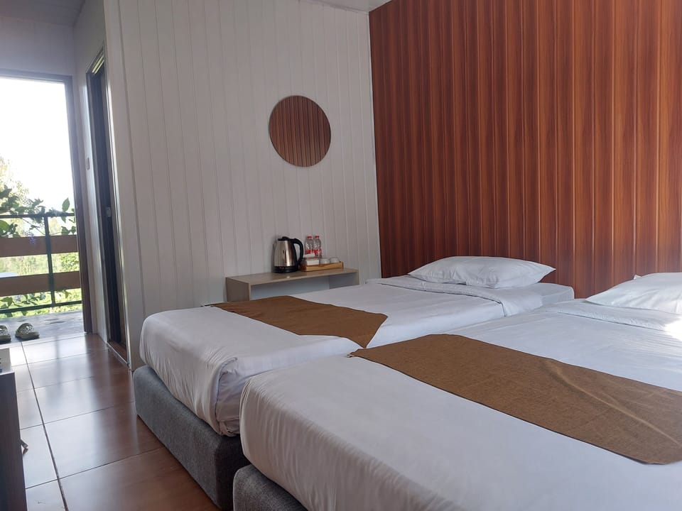 Superior Room | Desk, bed sheets