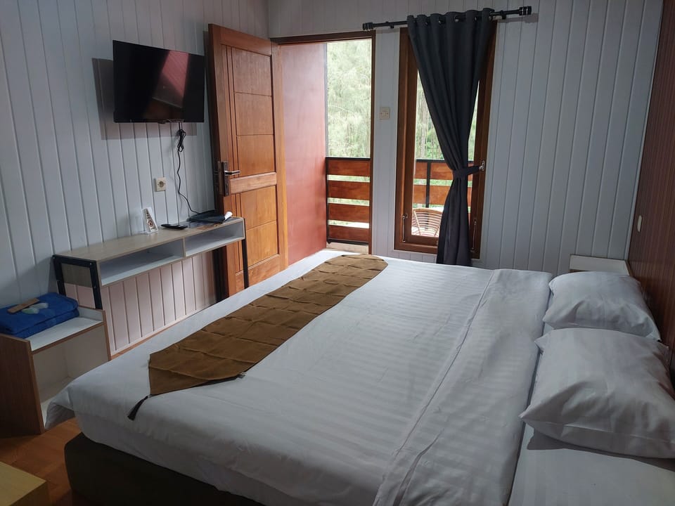 Superior Room | Desk, bed sheets