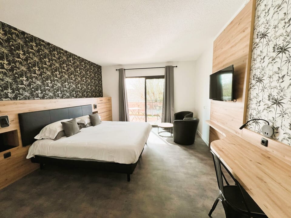 Deluxe Double or Twin Room, Ensuite | In-room safe, individually decorated, desk, blackout drapes