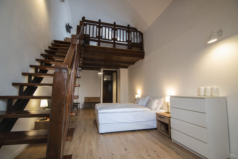 Gallery Quadruple Room | Individually decorated, individually furnished, desk, soundproofing