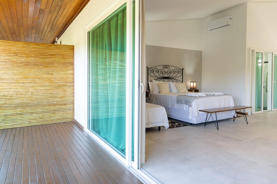 Deluxe Room | Minibar, individually decorated, individually furnished