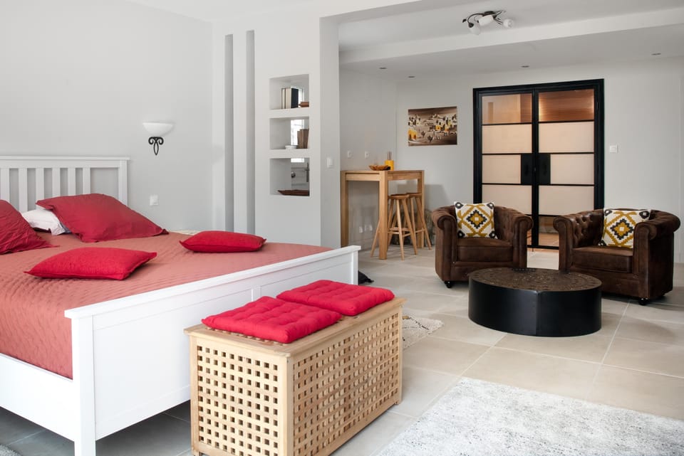 Royal Studio Suite | Minibar, individually decorated, individually furnished, blackout drapes