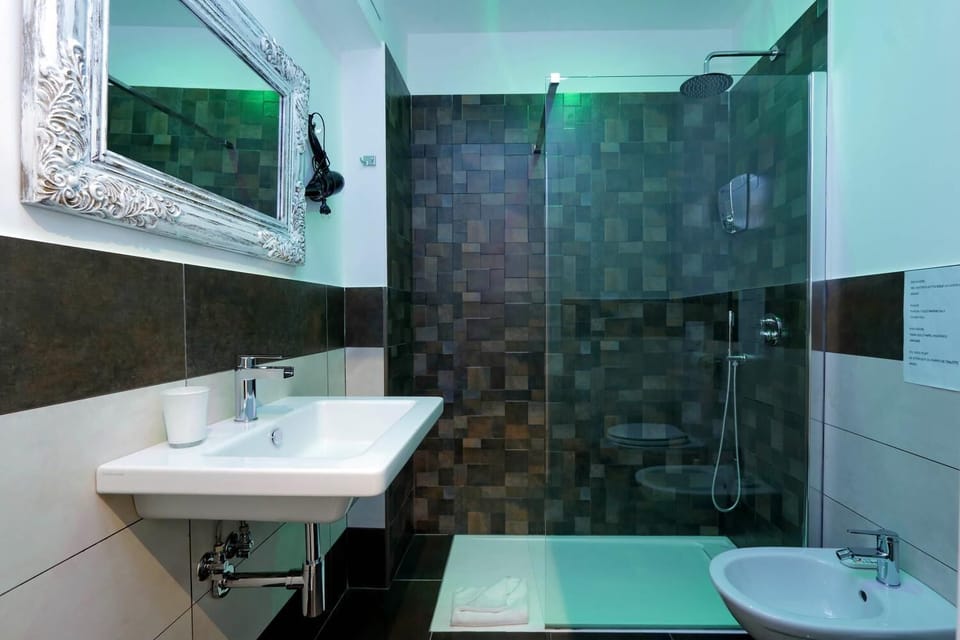 Deluxe Double Room, 1 Queen Bed, Jetted Tub | Bathroom | Free toiletries, hair dryer, bidet, towels