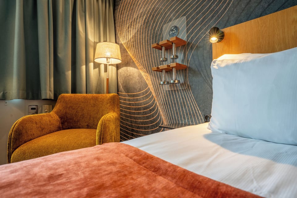 Classic Queen Room | In-room safe, desk, blackout drapes, WiFi (free)