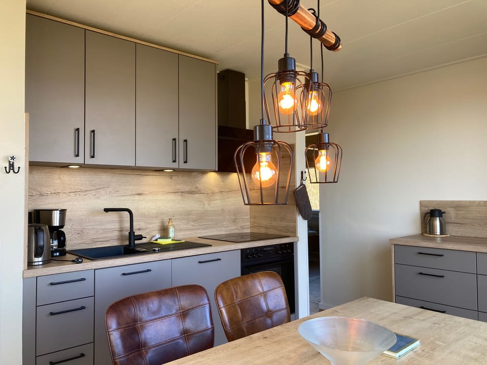 Bungalow, 3 Bedrooms, Balcony, Garden View | Interior