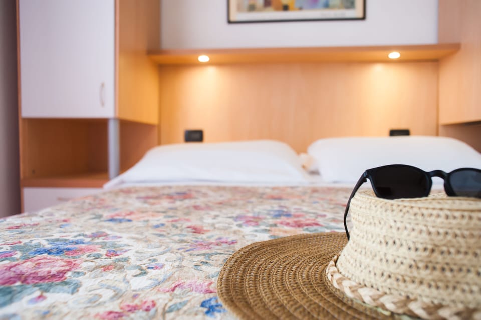 Standard Double Room, Ensuite | In-room safe, desk, soundproofing, WiFi (free)