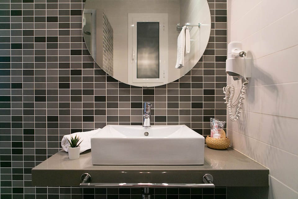 Single Room, Private Bathroom (Interior - 1 Bed) | Bathroom | Eco-friendly toiletries, hair dryer, towels, soap