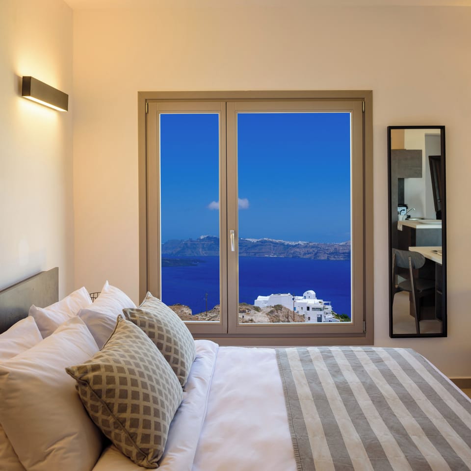 Panorama Suite with Hot Tub and Caldera View | Minibar, in-room safe, soundproofing, iron/ironing board