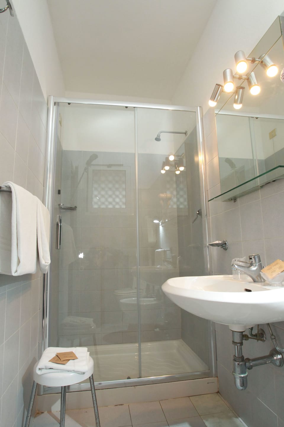 Basic Single Room Countryside View | Bathroom | Shower, rainfall showerhead, free toiletries, hair dryer