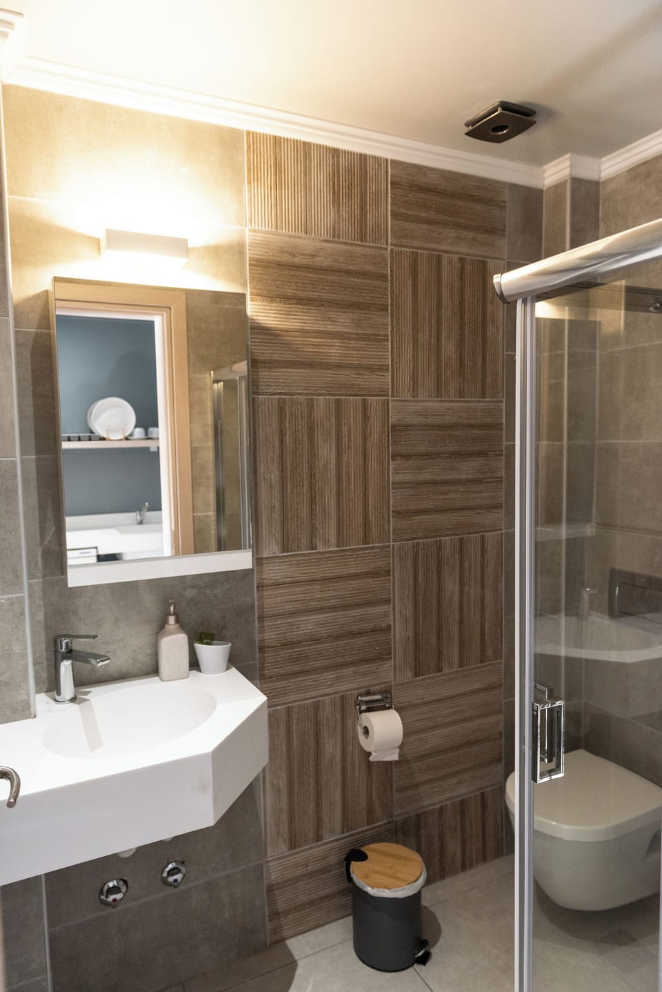 Superior Quadruple Room | Bathroom | Free toiletries, towels