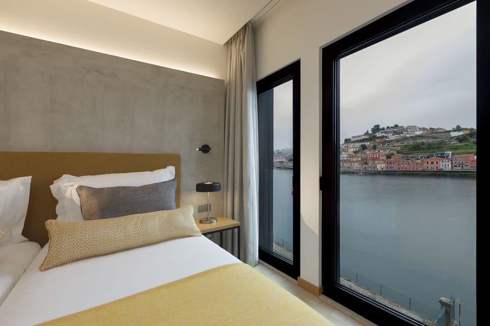 Superior Twin Room | Minibar, in-room safe, desk, blackout drapes