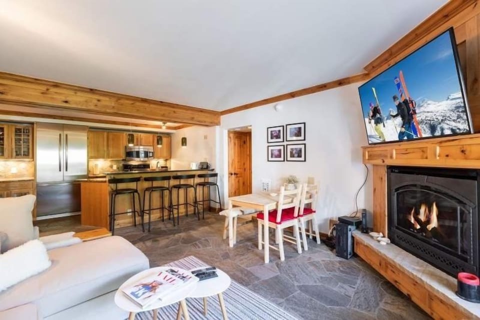 Condo, 2 Bedrooms | Dining