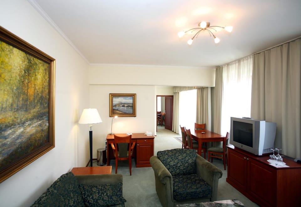 Suite | Living room | TV