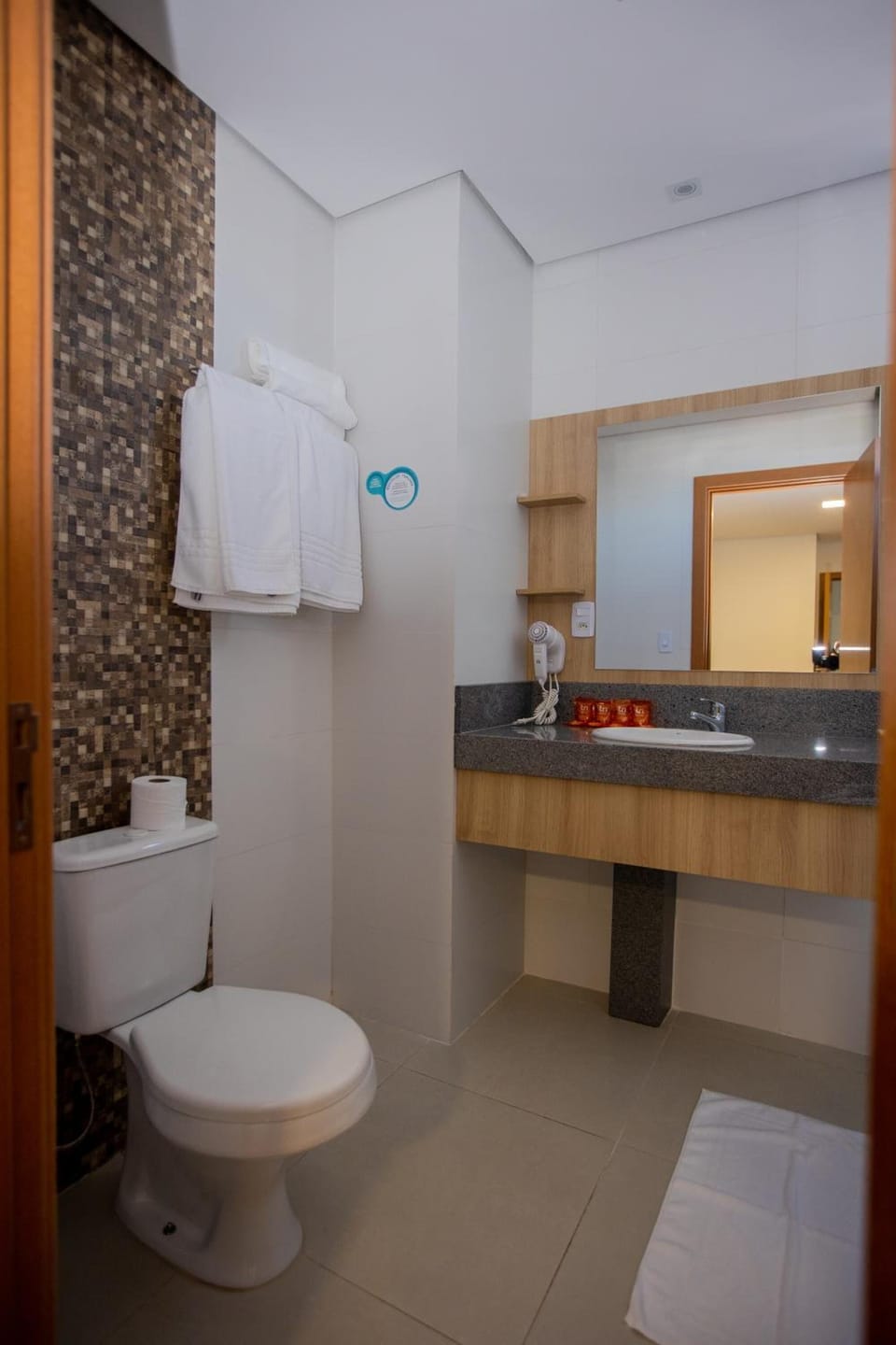 Deluxe Room | Bathroom | Hair dryer, towels, soap, shampoo