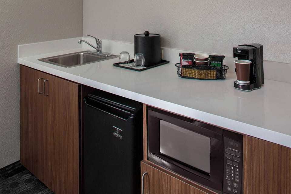 Suite, 1 Bedroom, Balcony | Bar (on property)