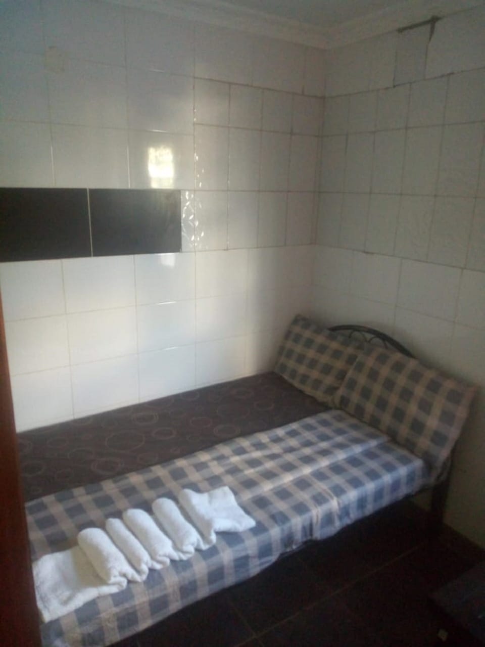 Single Room | Blackout drapes, bed sheets